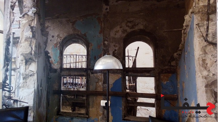 جدارية كبيرة معلقة في بيت كنفاني تشير له قبل الترميم