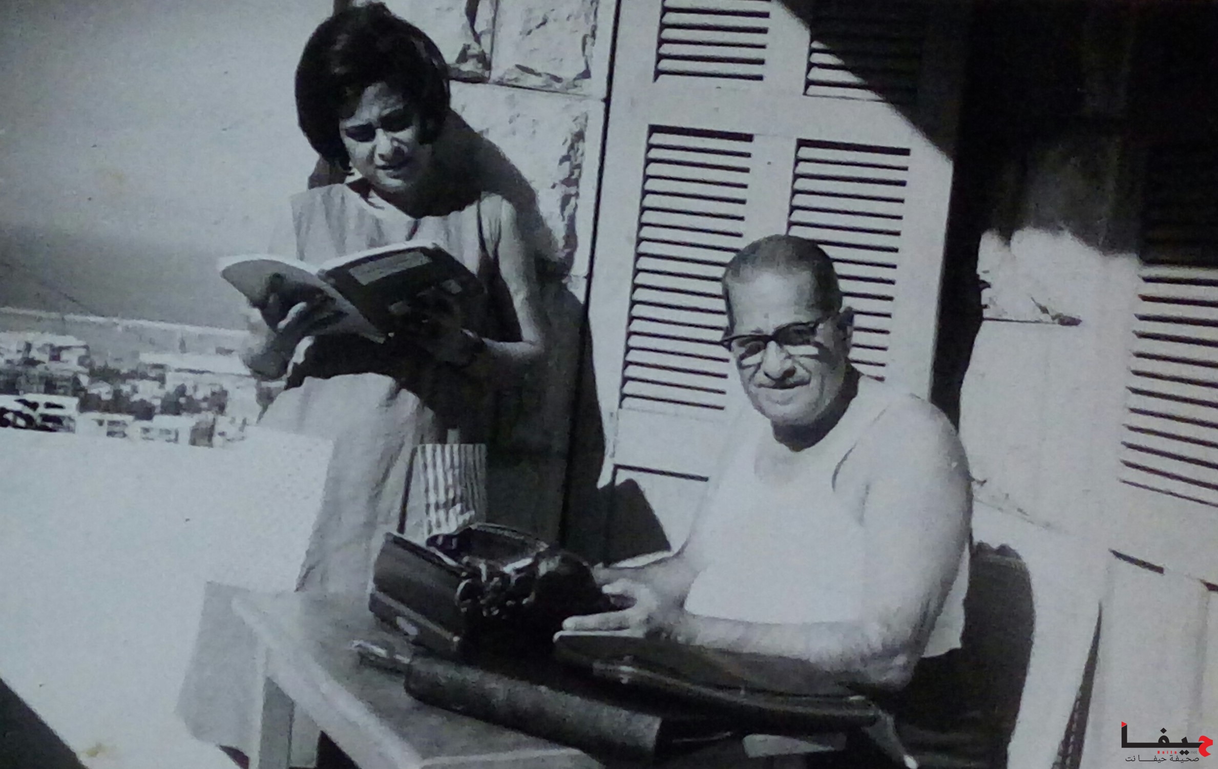 2 وداد ووالدها على شرفة بيت عباس 34