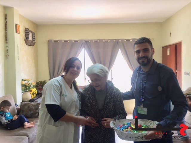 דר דאוד סלאמה וסומייה כיואן ממרפאת ראמה עשו ביקור אצל מרותקים לרגל חג הפסחא